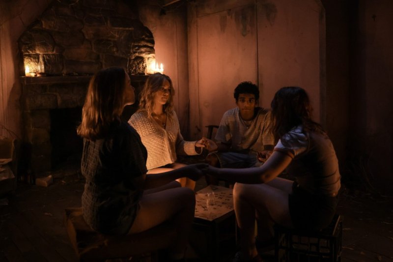 Crítica – Quer Brincar de Gracie Darling?: Série paranormal da Netflix entrega um dos mistérios mais inquietantes do ano