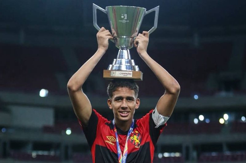 Riquelme, prata da casa e zagueiro, em comemoração de título da base pelo Sport