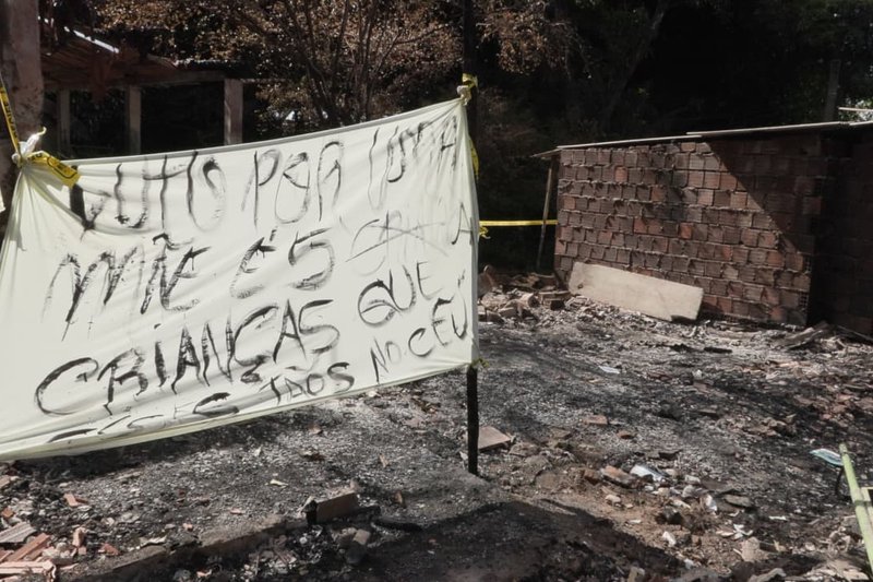Placa de luto em local do incêndio que deixou uma mulher e quatro crianças mortas na Zona Oeste do Recife