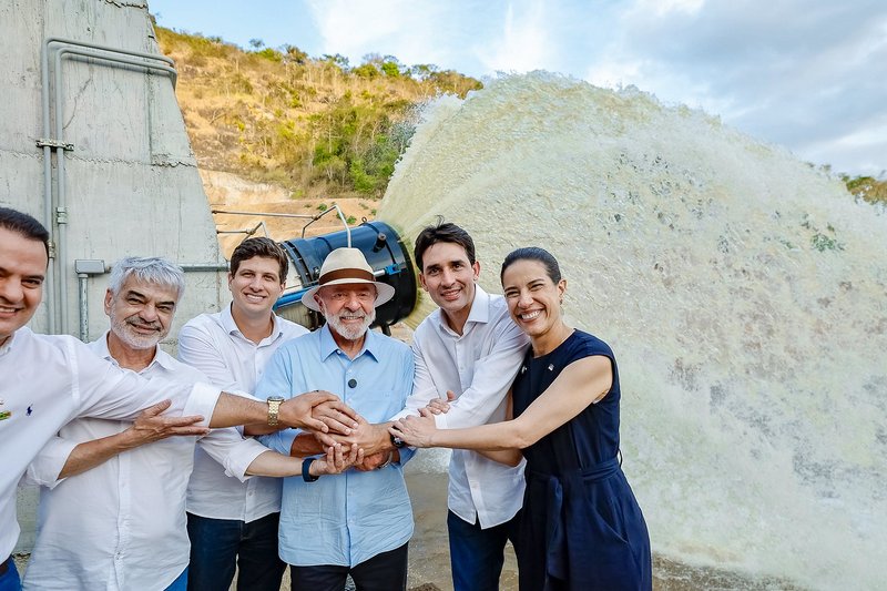 Governadora Raquel Lyra (PSD) participou da inauguração da Barragem Panelas II, em Cupira, ao lado do presidente Lula (PT) e de opositores, como o prefeito do Recife, João Campos (PSB), possível adversário em uma disputa pelo Governo do Estado em 2026