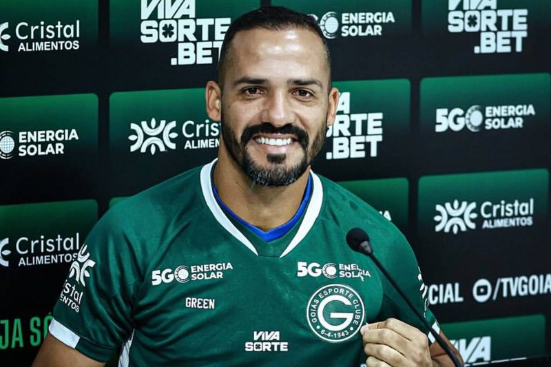 Anselmo Ramon com a camisa do Goiás