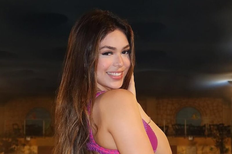 Melody exibe rebolado sensual ao dançar de biquíni