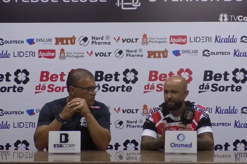 Patrick Allan ao lado do executivo de futebol Harlei Menezes na apresentação oficial no Santa Cruz