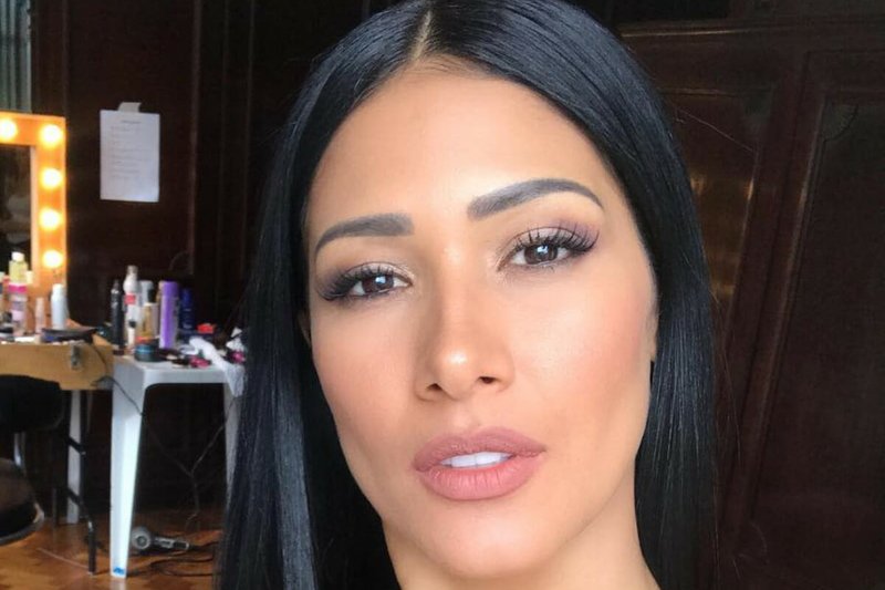 De lingerie, Simaria senta de ladinho e provoca: “Quem é essa modelo?”