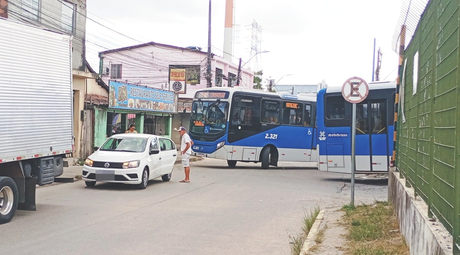 Voz do Leitor, 03/12: Veículos estacionados em locais proibidos dificultam entrada e saída de ônibus na integração