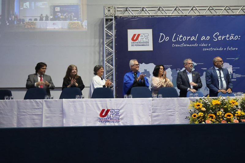 A Universidade de Pernambuco (UPE) reuniu autoridades, servidores, estudantes e convidados nesta terça-feira (2) para comemorar seus 60 anos de história