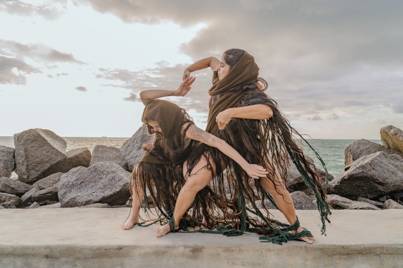 Artistas apresentam a performance Arrasta no Mercado Eufrásio Barbosa