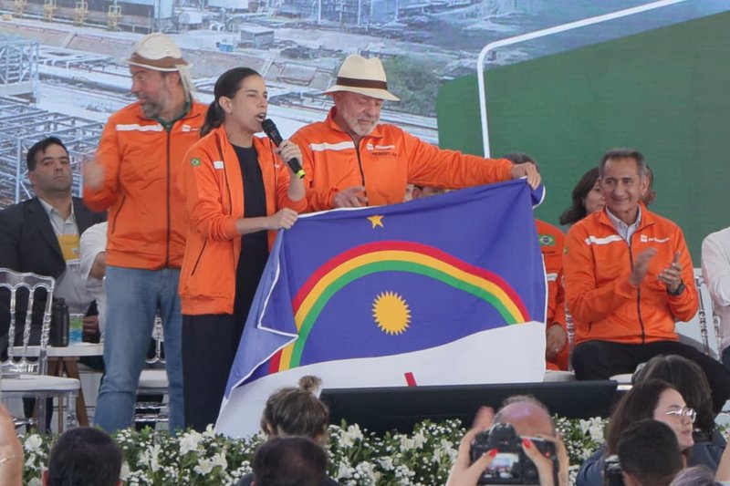Raquel Lyra e Lula com bandeira de Pernambuco em evento na Refinaria Abreu e Lima