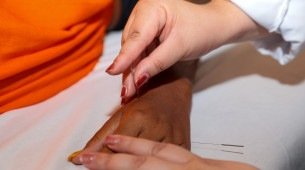 Acupuntura é aliada no tratamento de doenças, dores crônicas e pós-cirúrgico 