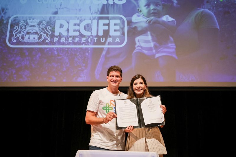 João Campos (PSB) e Luciana Albuquerque participaram do lançamento do programa Recife Cuida Mais, no Teatro do Parque