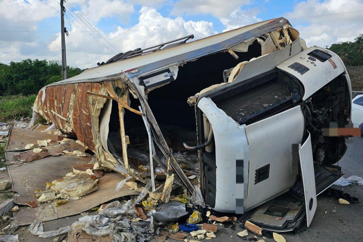 Caminhão de carga tomba sobre motocicletas e deixa três pessoas mortas, na BR-101
