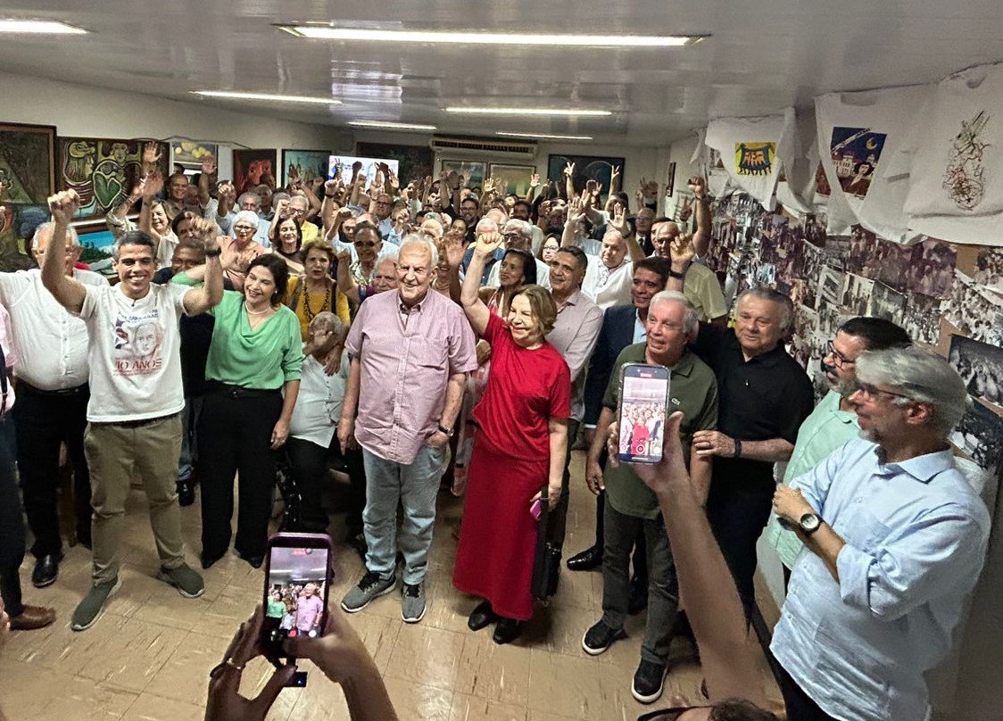 Jarbas Vasconcelos é celebrado pelos 40 anos da vitória histórica de 1985 em evento no Recife