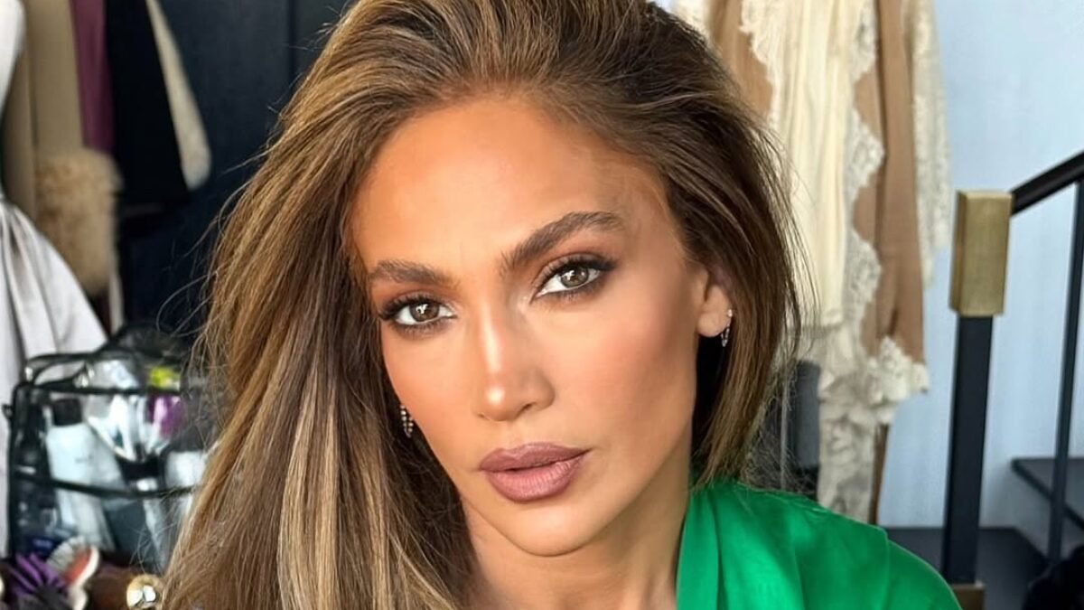 De biquíni, Jennifer Lopez relembra performance em show e corpo sarado rouba a cena