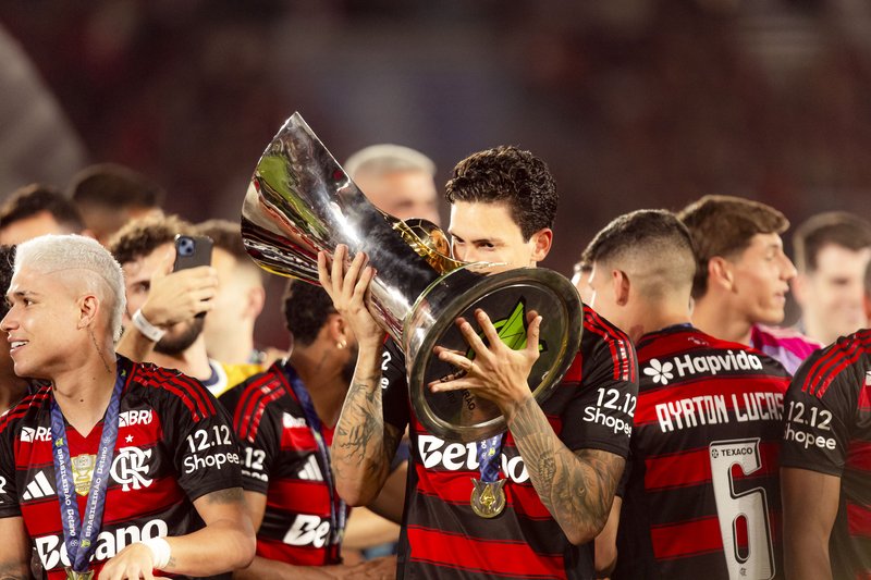 Imagem de Pedro, atacante do Flamengo, segurando a taça do Brasileirão 2025