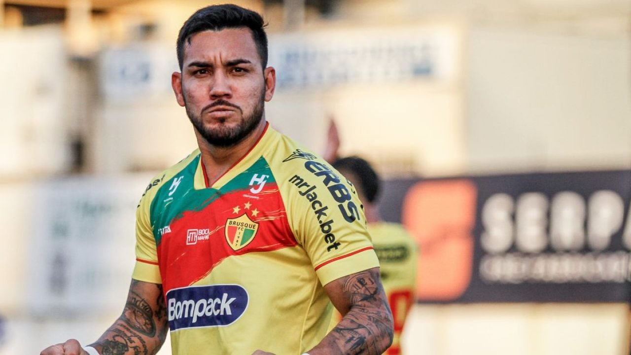 Santa Cruz oficializa a chegada do lateral-esquerdo Alex Ruan