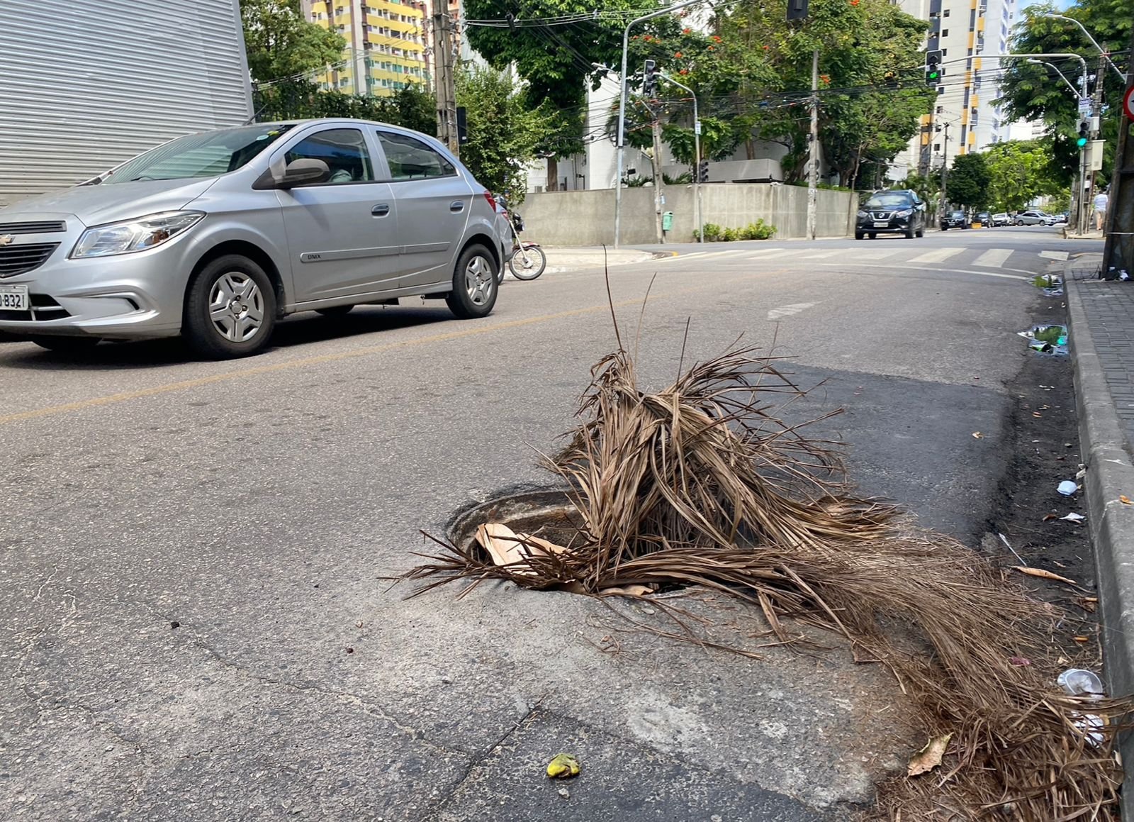 Voz do Leitor, 05/12: Bueiro sem tampa dificulta trânsito e coloca motoristas em risco