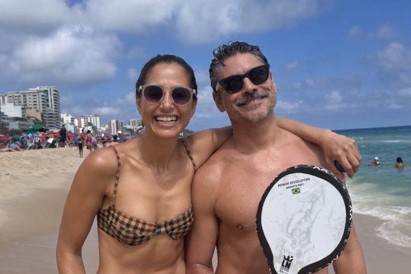Camila Pitanga posa de biquíni na praia com o noivo, Patrick Pessoa