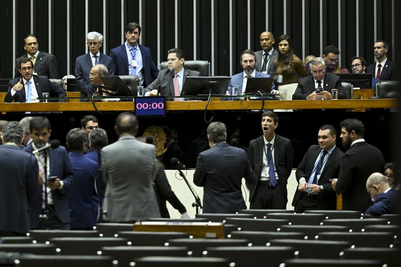 Congresso aprova LDO 2026 com calendário de emendas e aval para governo buscar piso da meta