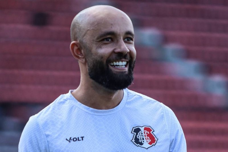 Patrick Allan, meia e recém-contratado, no treino do Santa Cruz