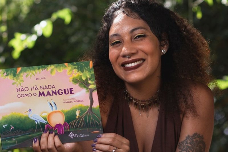A autora Bell Puã celebra a chegada do primeiro livro para crinças, sendo a 4ª obra literária da escritora