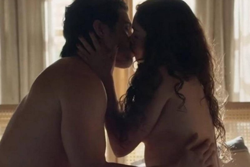 Romulo Estrela revela bastidores da cena de nudez com Sophie Charlotte em Três Graças