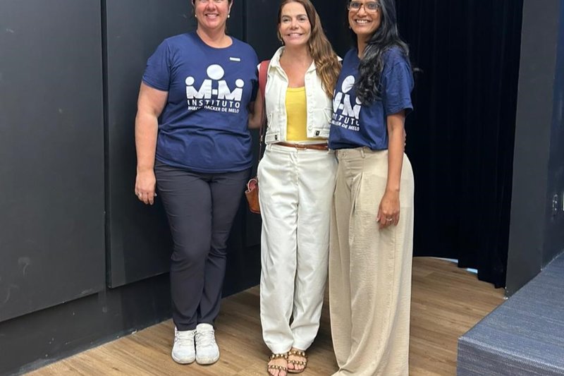 Imagem de representantes do Instituto MHM, durante o tout no centro cultural 