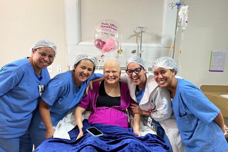 Yoko e equipe do hospital