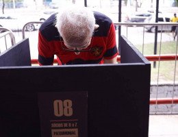Imagem de um torcedor do Sport votando na última eleição