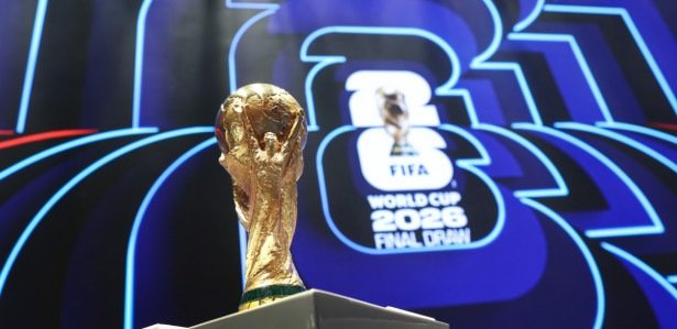 Taça da Copa do Mundo de 2026 exibida no sorteio