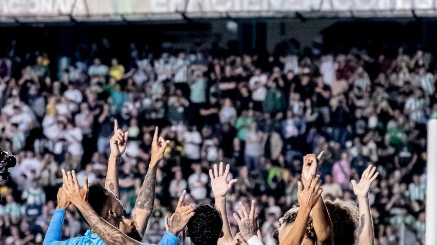 Imagem dos jogadores do Santos em confronto contra o Juventude no Brasileirão da Série A 2025