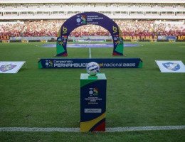Imagem do campo da Arena de Pernambuco antes do primeiro jogo da final do Pernambucano 2025