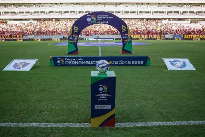 Imagem do campo da Arena de Pernambuco antes do primeiro jogo da final do Pernambucano 2025