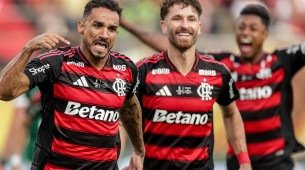 Imagem dos jogadores do Flamengo comemorando gol na final da Libertadores 2025