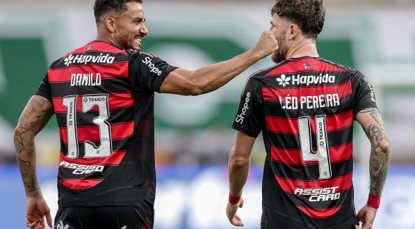 Imagem dos jogadores do Flamengo comemorando gol na final da Libertadores 2025