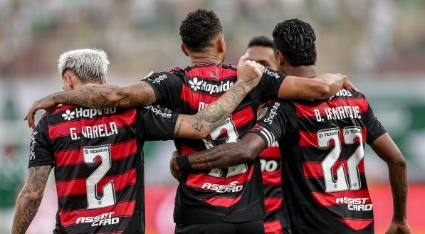 Imagem dos jogadores do Flamengo comemorando gol na final da Libertadores 2025