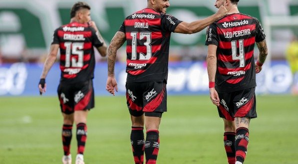 Imagem dos jogadores do Flamengo comemorando gol na final da Libertadores 2025