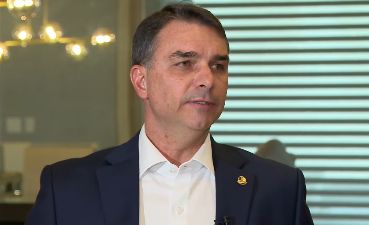 Preço para desistir de candidatura é 'Bolsonaro livre, nas urnas', diz Flávio Bolsonaro a TV