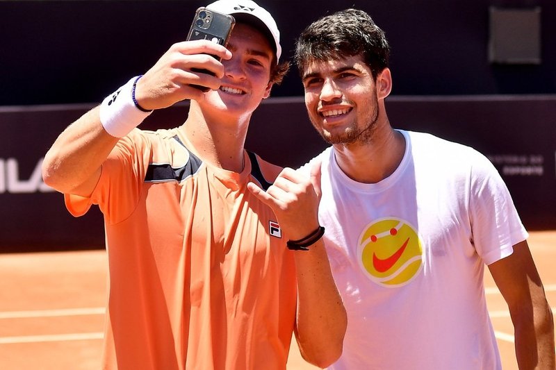 Imagem dos tenistas Jo&atilde;o Fonseca e Carlos Alcaraz