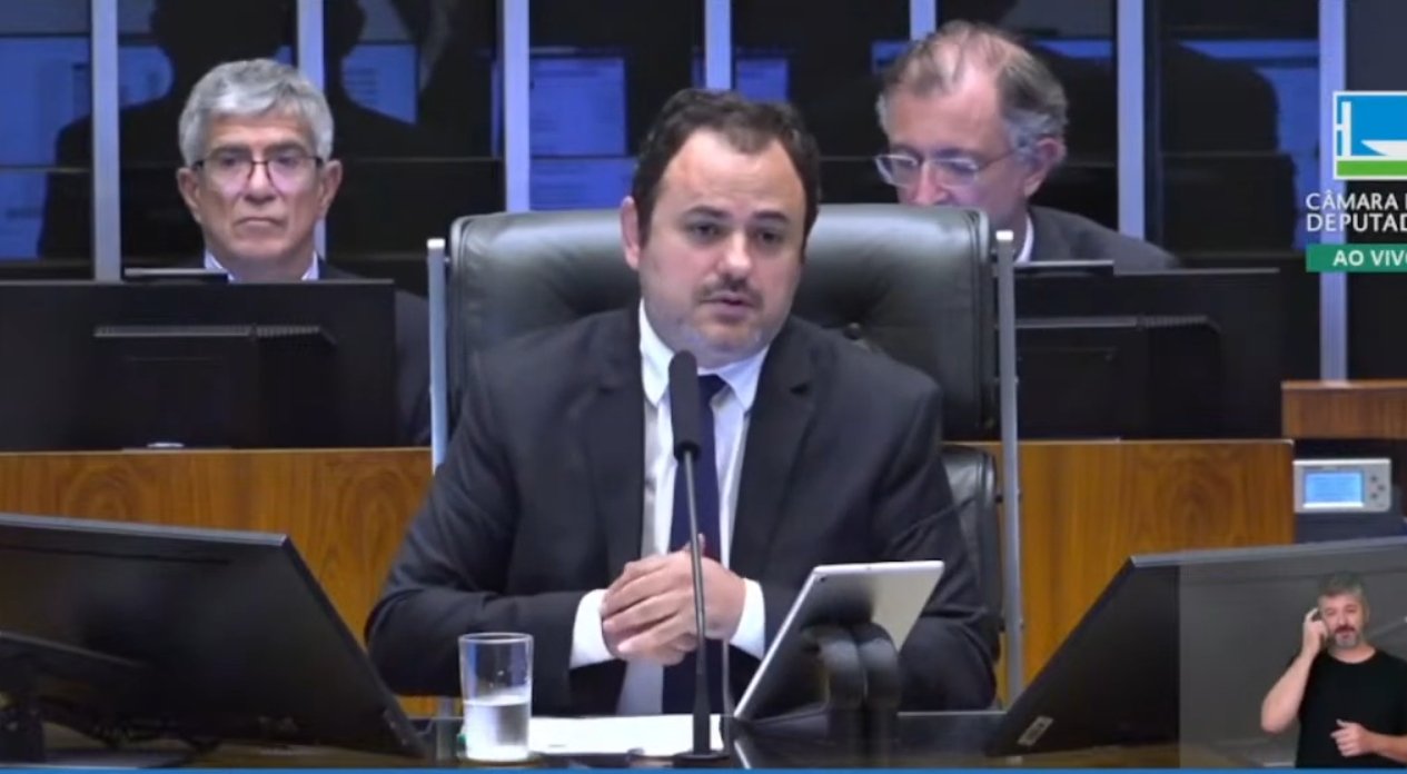 Tumulto na Câmara: Plenário se converte em "praça de guerra" e jornalistas são impedidos de registrar a ação