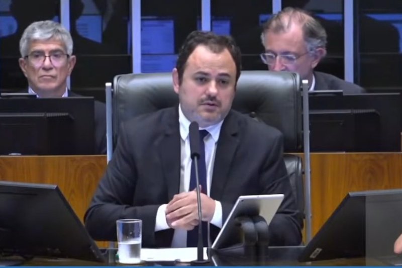 Glauber Braga (PSOL) se sentou na cadeira do presidente da Câmara dos Deputados, Hugo Motta (Republicanos-PB)