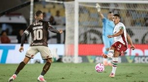 Imagem do confronto entre Vasco e Fluminense com Philippe Coutinho e Thiago Silva em campo