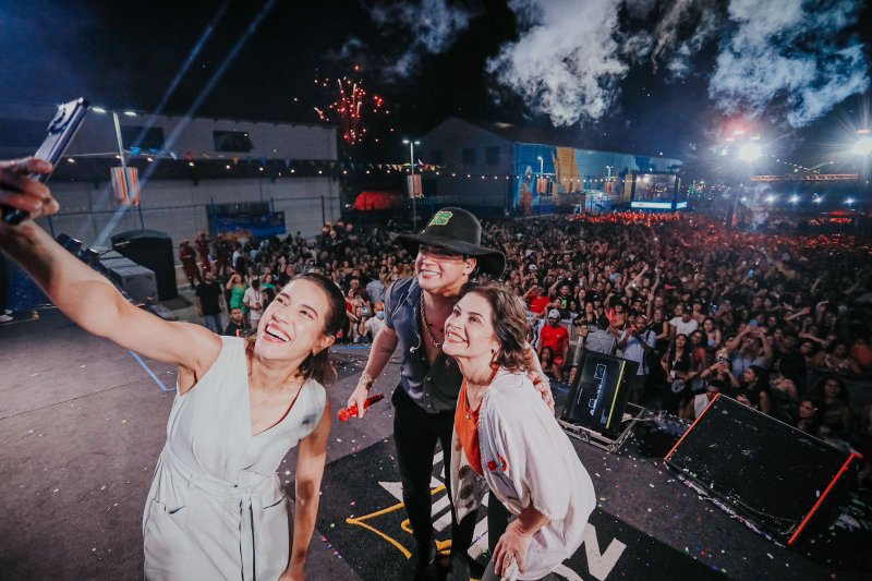 Raquel Lyra e Prsicila Krause com Natanzinho Lima no primeiro show do Pernambuco Meu País Verão no Recife