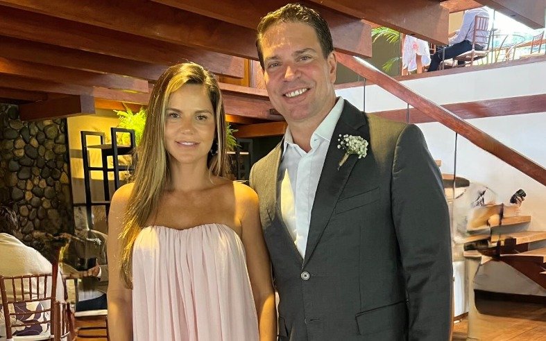 Foragido, Alexandre Ramagem vai dar curso online, anuncia mulher