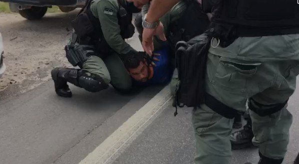 Manifestante preso durante protesto