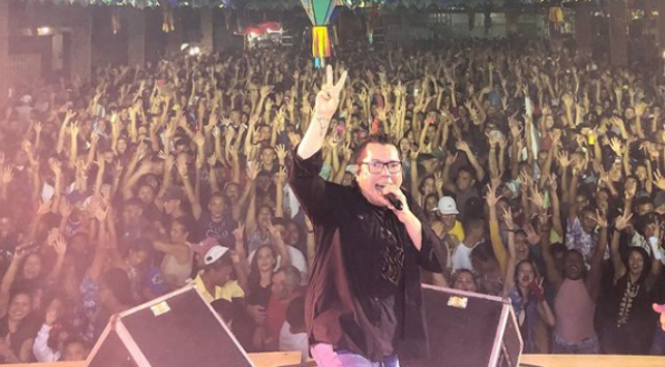 Morre o cantor e compositor romântico Louro Santos após batalha contra a covid-19