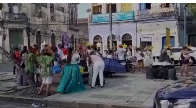 Mesmo ap&oacute;s suspens&atilde;o do carnaval 2021 pelo Governo Estadual, blocos carnavalescos s&atilde;o flagrados desfilando em pontos do Recife neste domingo (10)