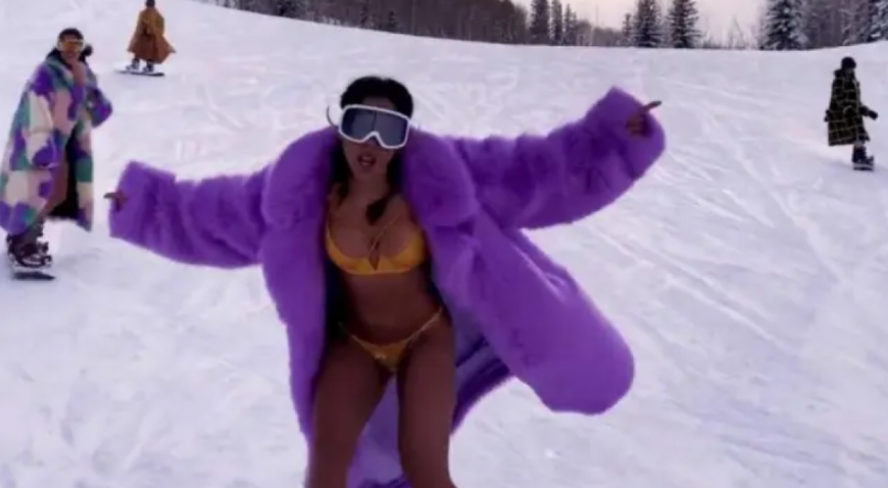No v&iacute;deo, a cantora aparece esquiando de biqu&iacute;ni, em Aspen, nos Estados Unidos