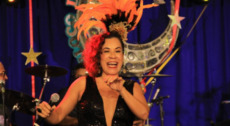 Carla Rio entoa sucessos do per&iacute;odo carnavalesco em show transmitido ao vivo