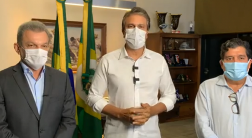 Governador Camilo Santana, o prefeito de Fortaleza, Sarto Nogueira, e o secret&aacute;rio da sa&uacute;de do Cear&aacute;, Dr. Cabeto