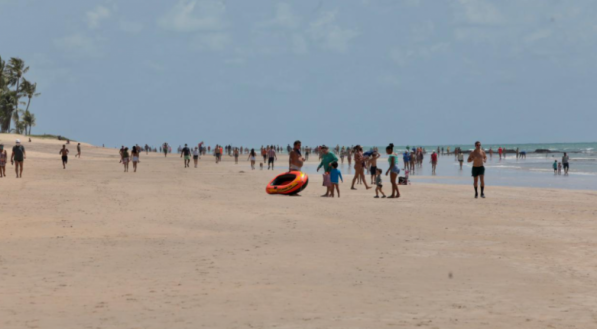 Movimenta&ccedil;&atilde;o na praia de Boa Viagem em segundo s&aacute;bado de restri&ccedil;&otilde;es mais r&iacute;gidas em Pernambuco